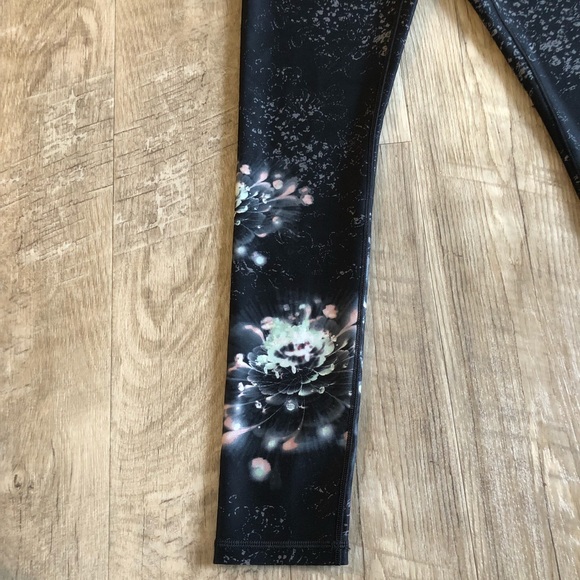 CALIA by Carrie Underwood Leggings. - Picture 5 of 8